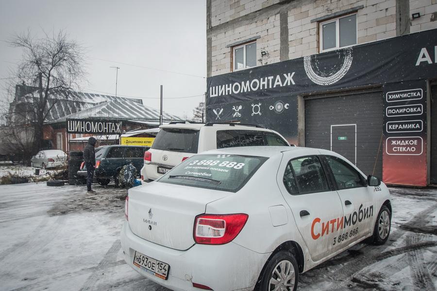 Фото В Новосибирске водители выстроились в очереди на шиномонтаж из-за снегопада 10