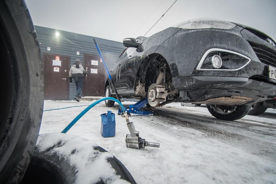 Фото В Новосибирске водители выстроились в очереди на шиномонтаж из-за снегопада 13