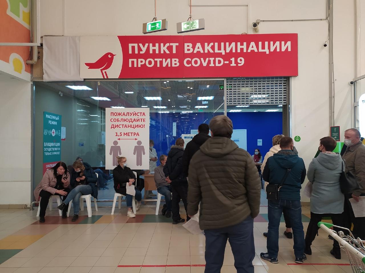 Фото Новосибирцы выстроились в очереди на вакцинацию от COVID-19 в торговых центрах 8