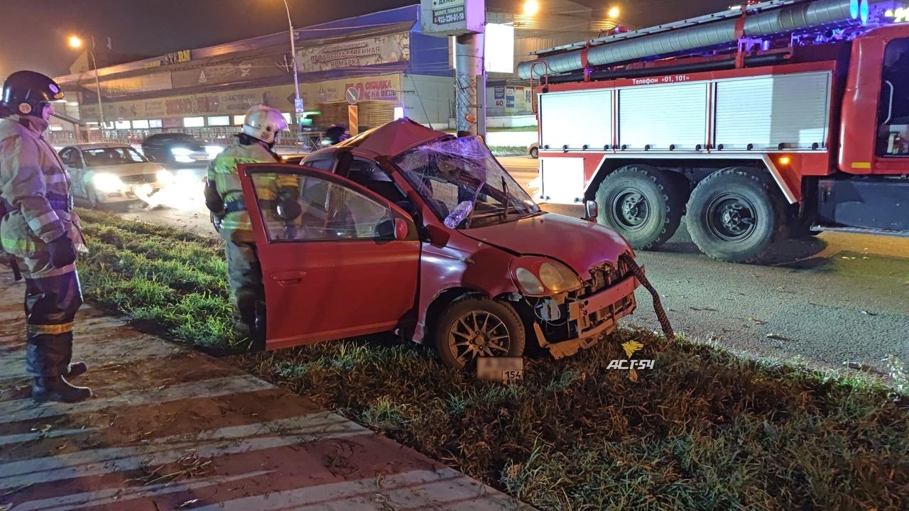 Фото В Новосибирске 32-летний водитель Toyota Vitz погиб на Большевистской 3
