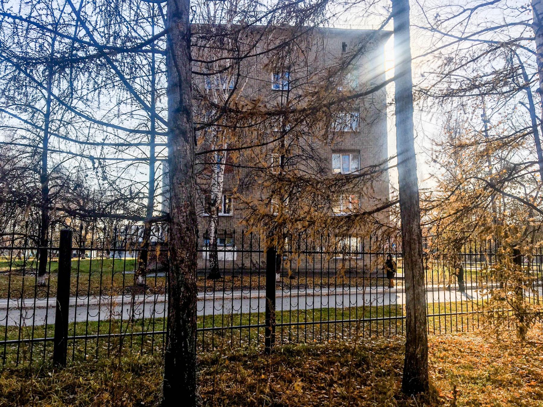 Фото «Напьются и бегут сюда в поисках девушек»: что происходит возле общежития НГПУ в Новосибирске после скандальной драки 3