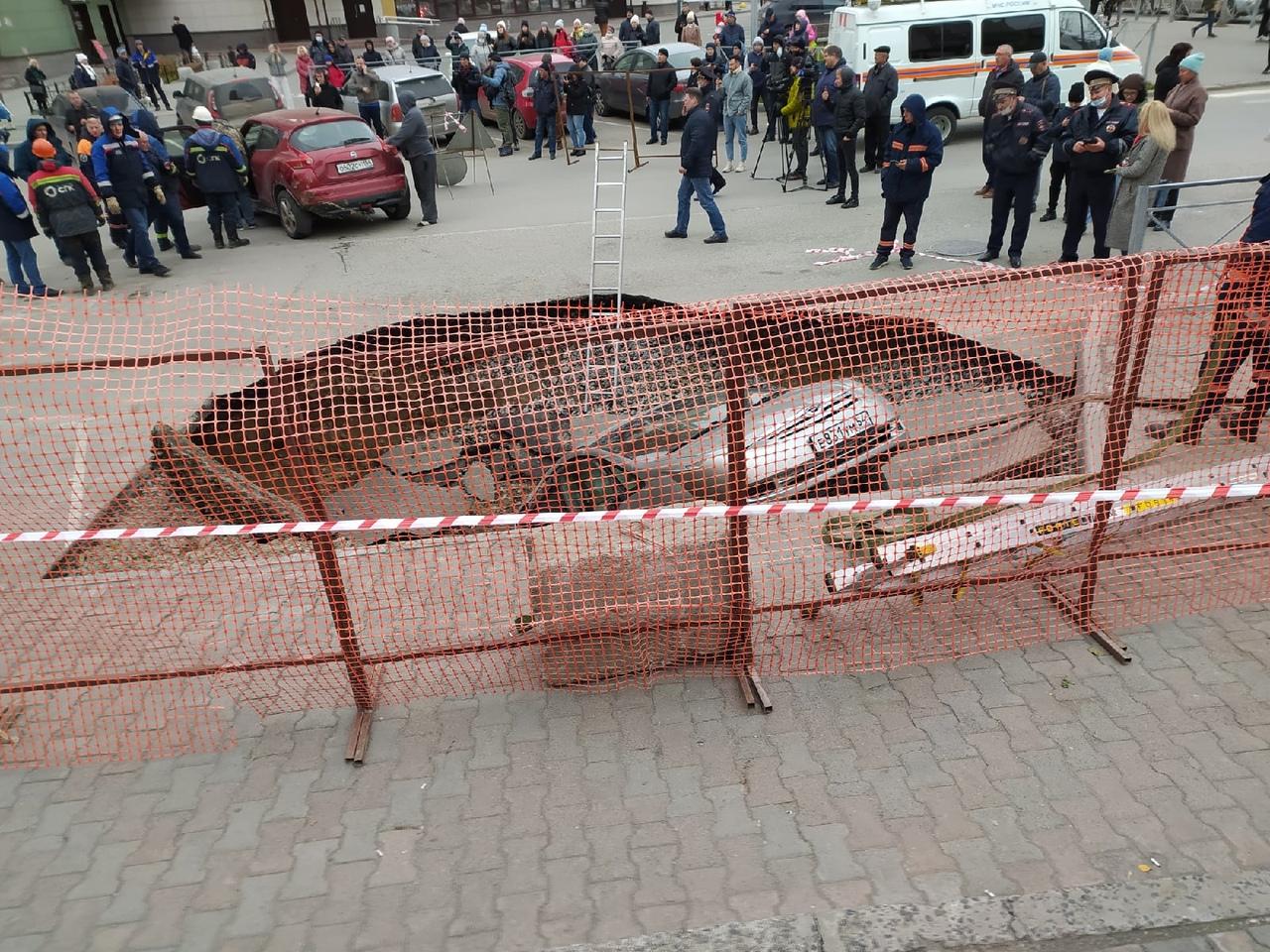 Фото Автомобили провалились в яму с кипятком в Новосибирске – онлайн-трансляция с места ЧП 10