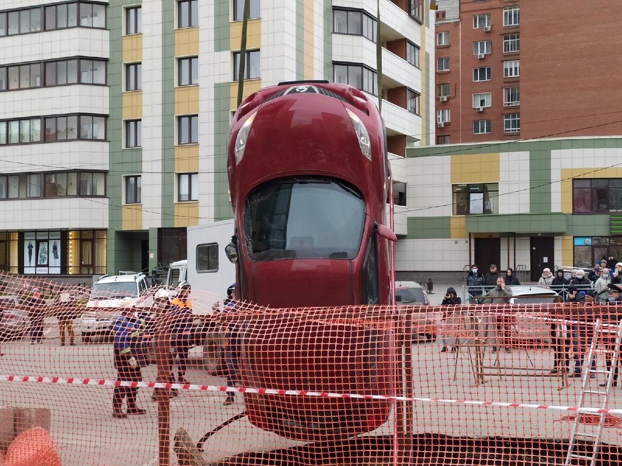 Фото Автомобили провалились в яму с кипятком в Новосибирске – онлайн-трансляция с места ЧП 7