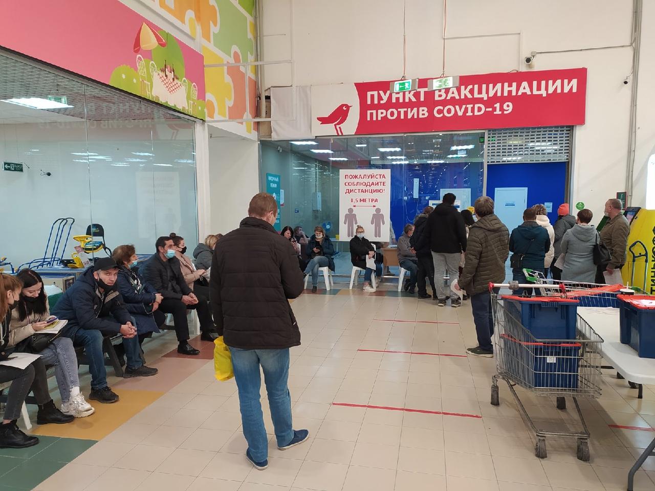 Фото Новосибирцы выстроились в очереди на вакцинацию от COVID-19 в торговых центрах 7