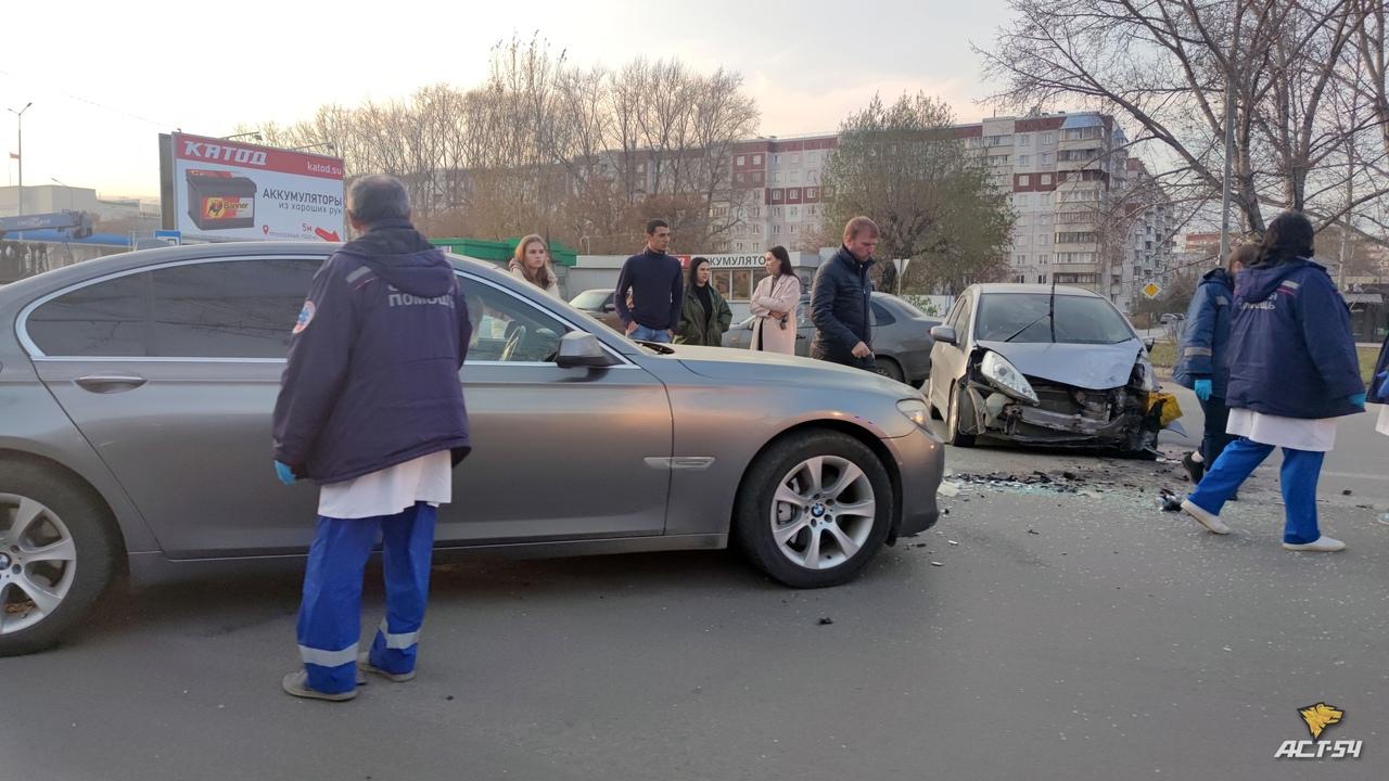 Фото Водитель BMW оказался заблокирован в салоне после ДТП в Новосибирске 3