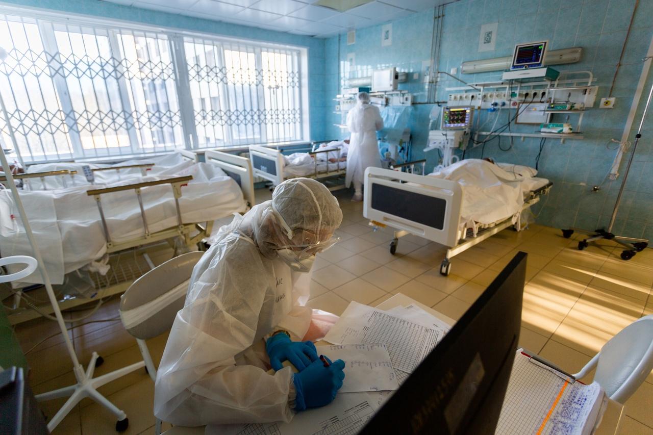 Фото «На реанимацию такой нагрузки не было никогда»: что происходит в красной зоне ковидного госпиталя Новосибирска 4
