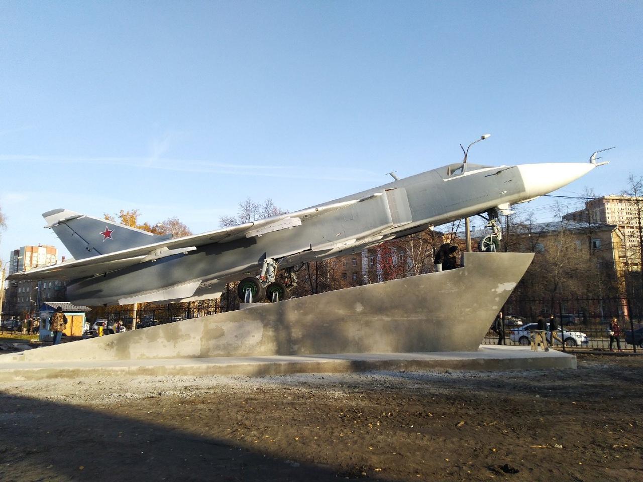 Фото В Новосибирске боевой истребитель Су-24 установили на постамент на территории НГТУ НЭТИ 3