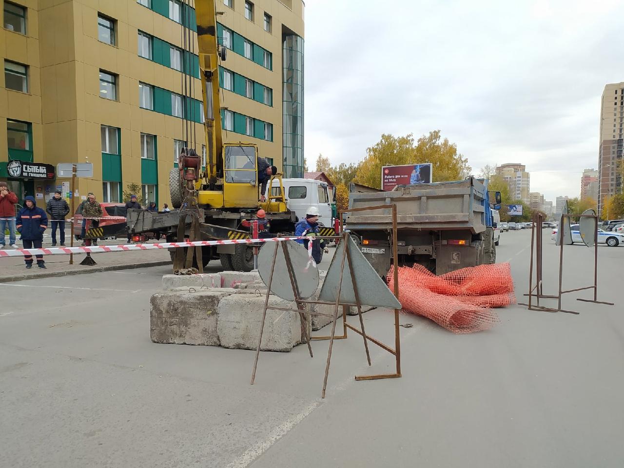 Фото Автомобили провалились в яму с кипятком в Новосибирске – онлайн-трансляция с места ЧП 14