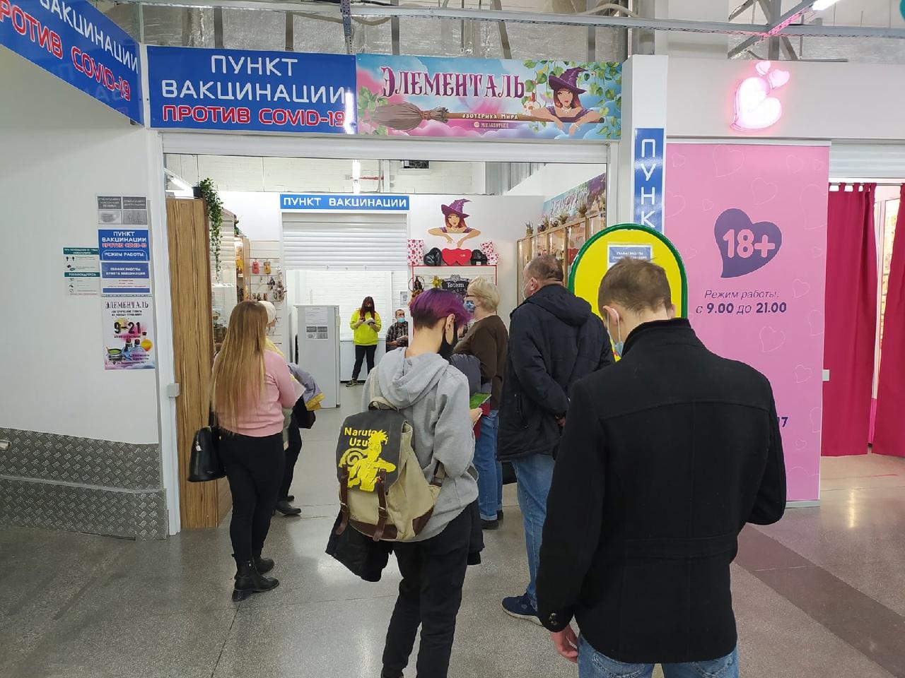 Фото Новосибирцы выстроились в очереди на вакцинацию от COVID-19 в торговых центрах 6