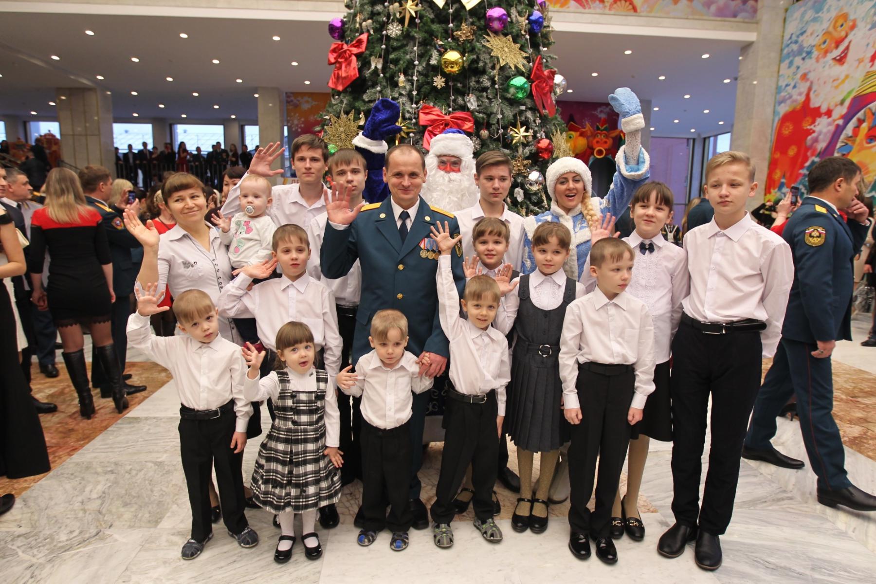 Фото «Тыл у меня надёжный»: как в Новосибирске живёт семья пожарного с 14 детьми 2