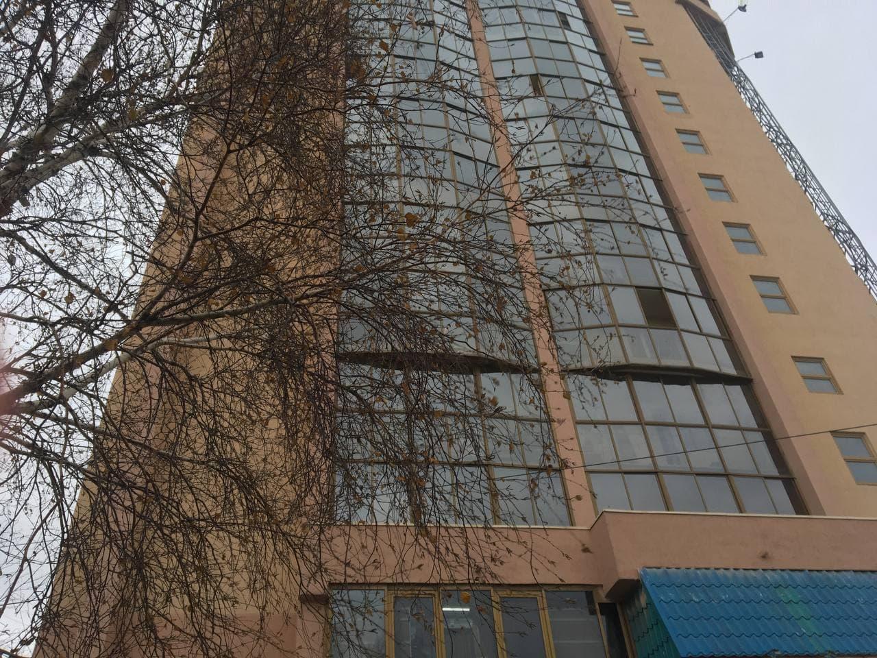 Фото «Ребёнок вернётся со школы, а там такое…»: соседи рассказали о выпавших с 5 этажа мужчине и женщине в Новосибирске 2