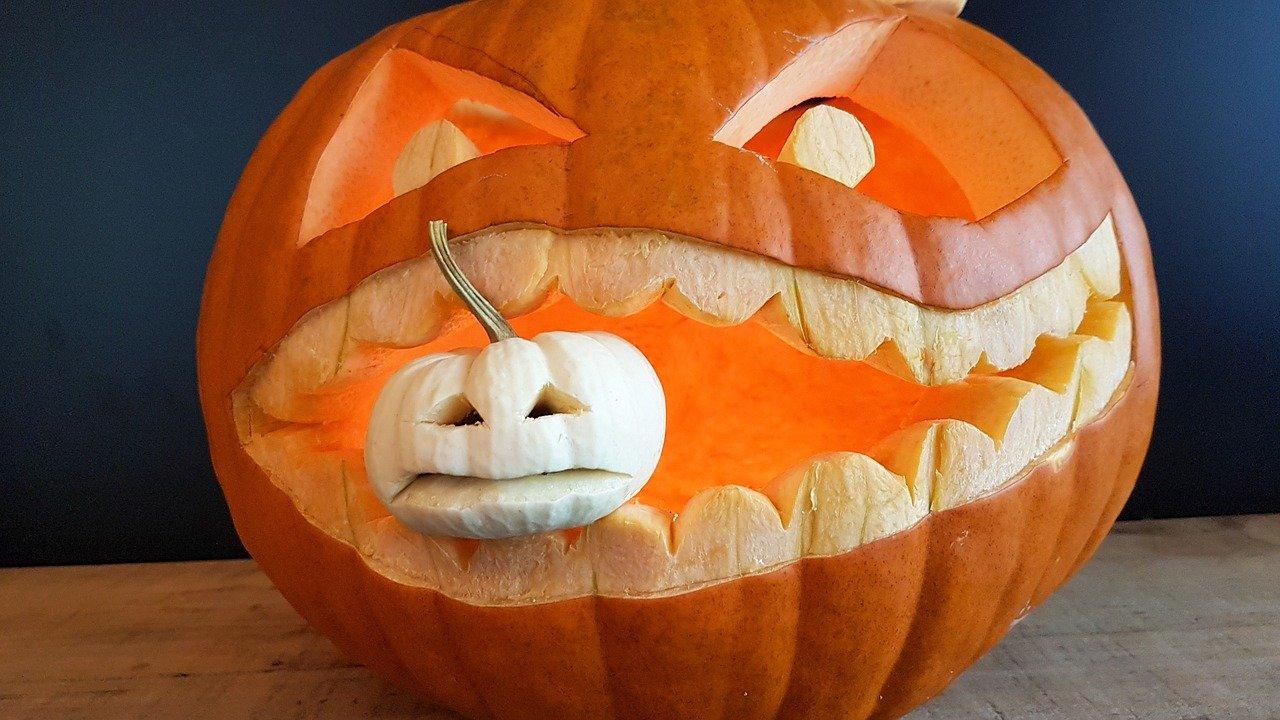 Фото Чудище с огненными глазами: как сделать страшную тыкву на Хеллоуин своими руками 4