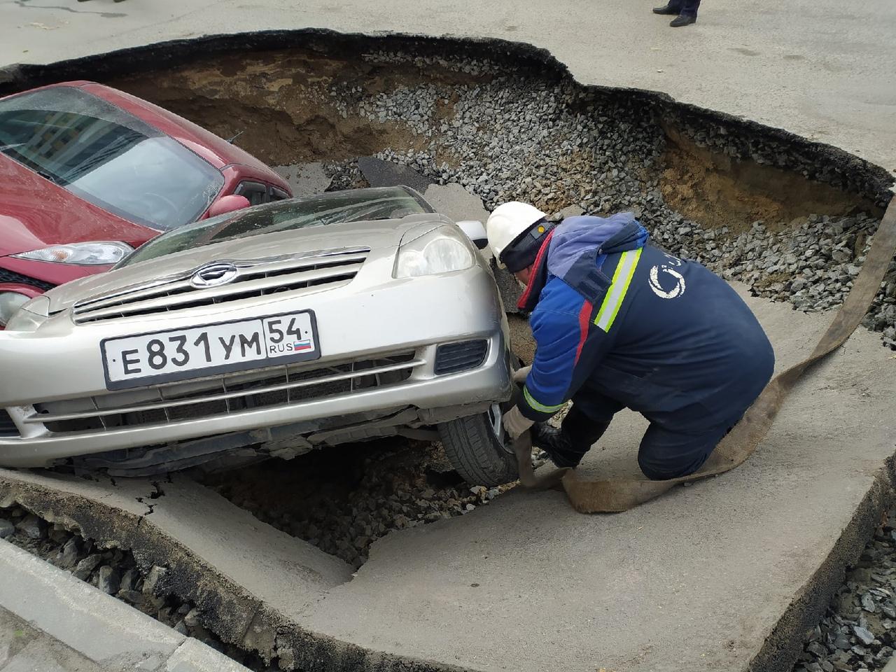 Фото Автомобили провалились в яму с кипятком в Новосибирске – онлайн-трансляция с места ЧП 15