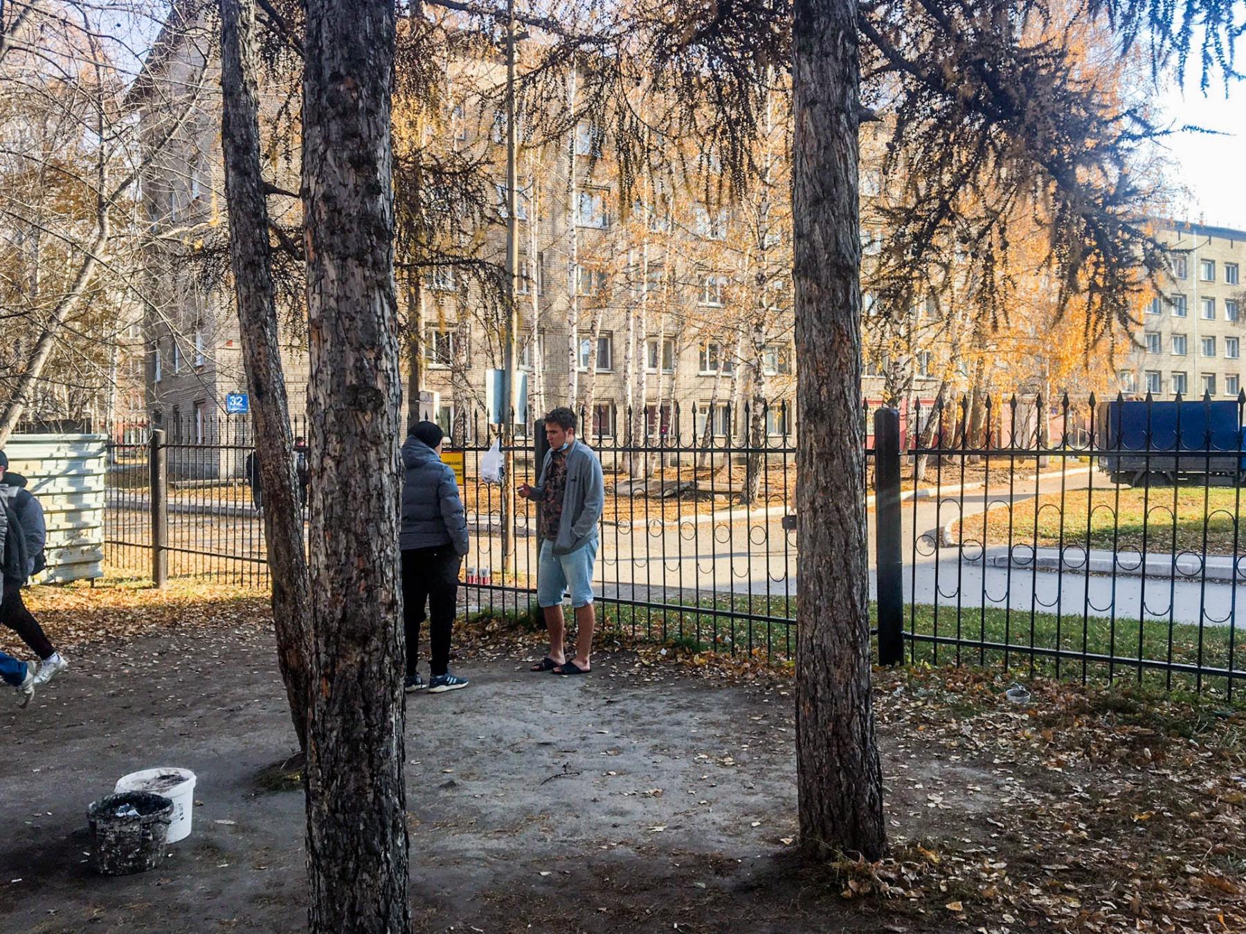 Фото «Напьются и бегут сюда в поисках девушек»: что происходит возле общежития НГПУ в Новосибирске после скандальной драки 5