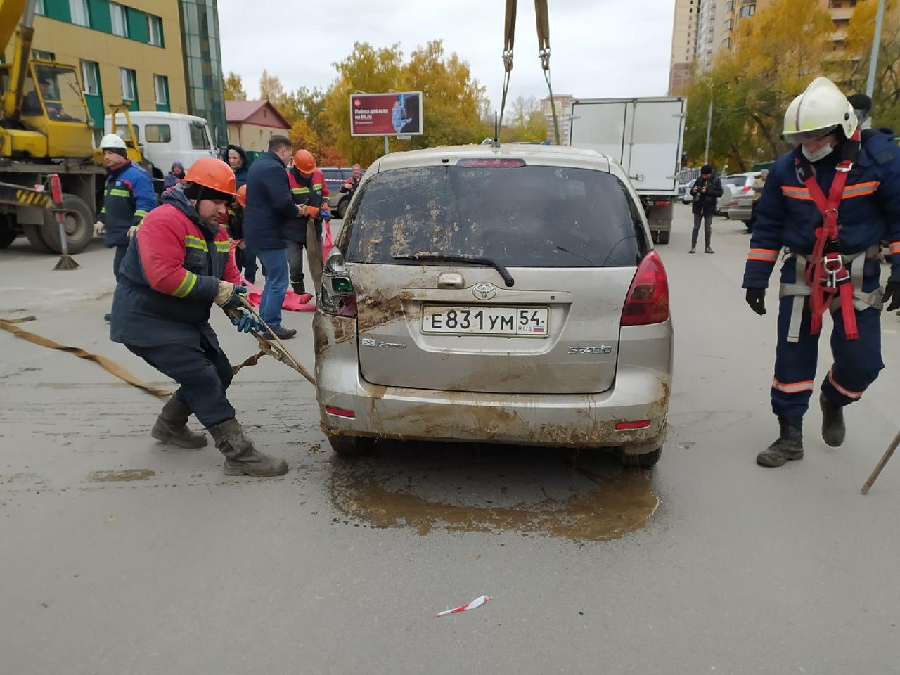Фото Автомобили провалились в яму с кипятком в Новосибирске – онлайн-трансляция с места ЧП 4