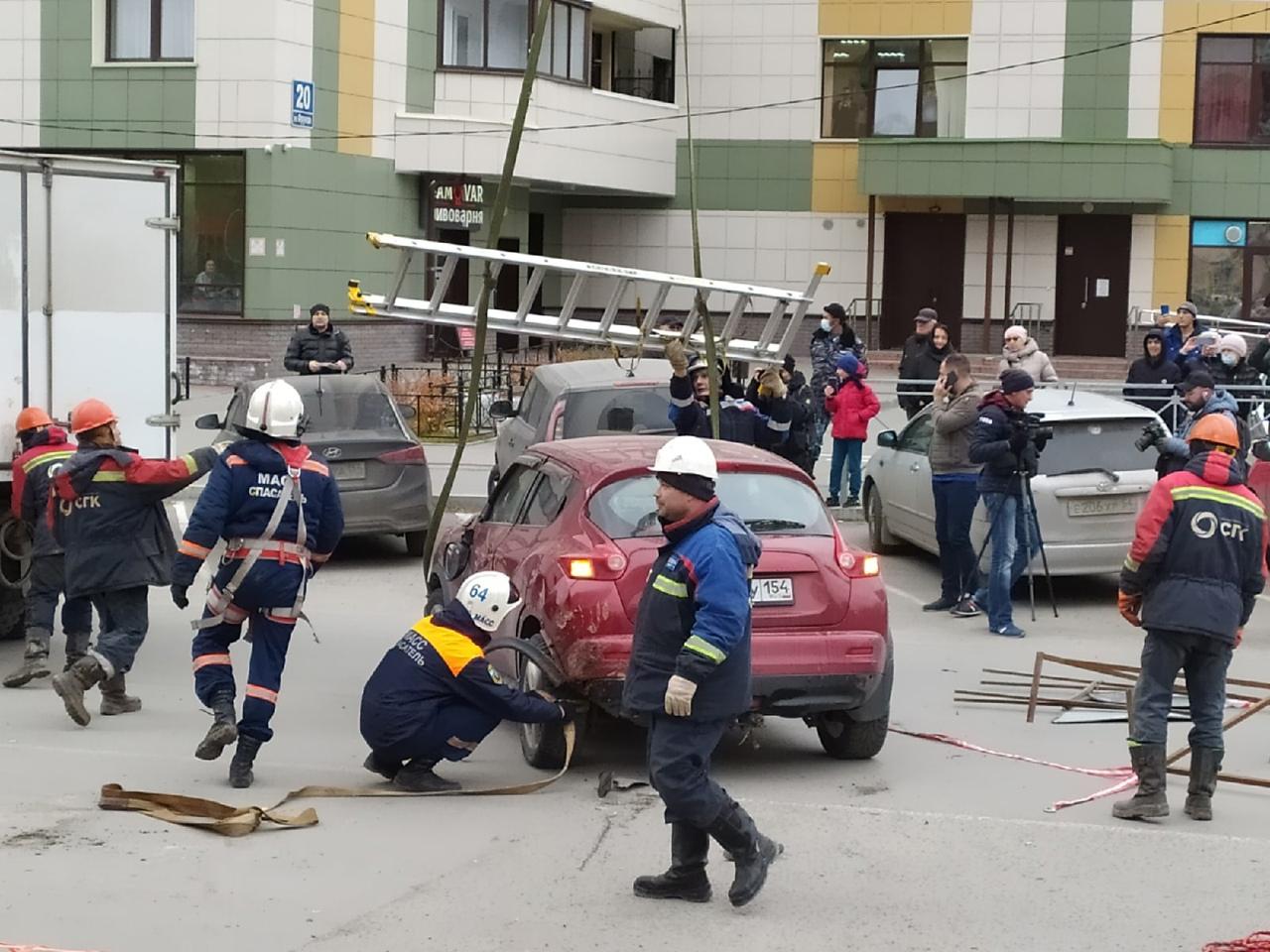 Фото Автомобили провалились в яму с кипятком в Новосибирске – онлайн-трансляция с места ЧП 9