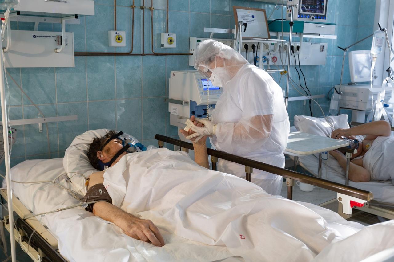 Фото «На реанимацию такой нагрузки не было никогда»: что происходит в красной зоне ковидного госпиталя Новосибирска 7