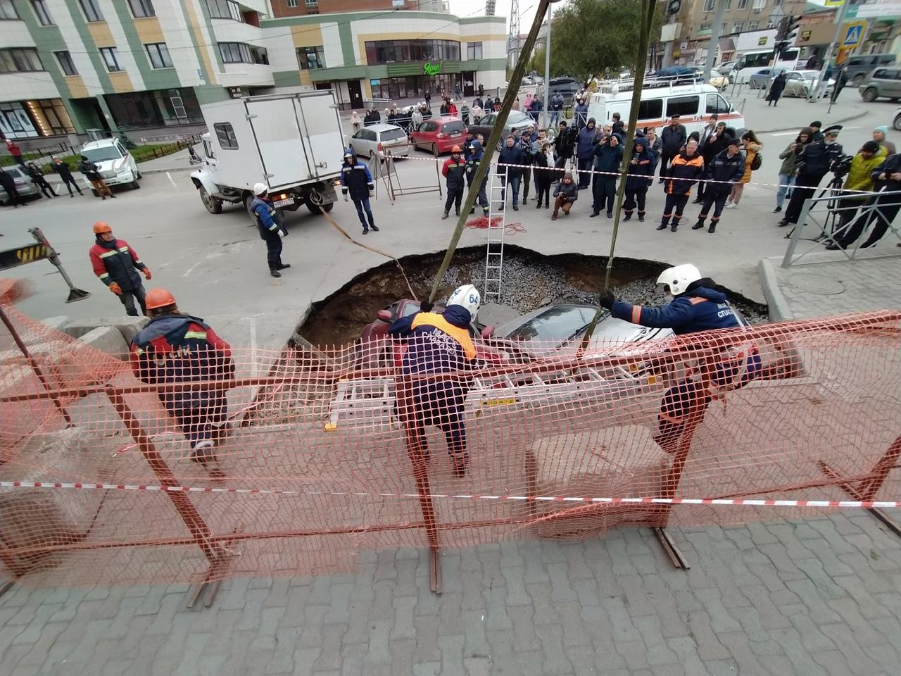 Фото Автомобили провалились в яму с кипятком в Новосибирске – онлайн-трансляция с места ЧП 11