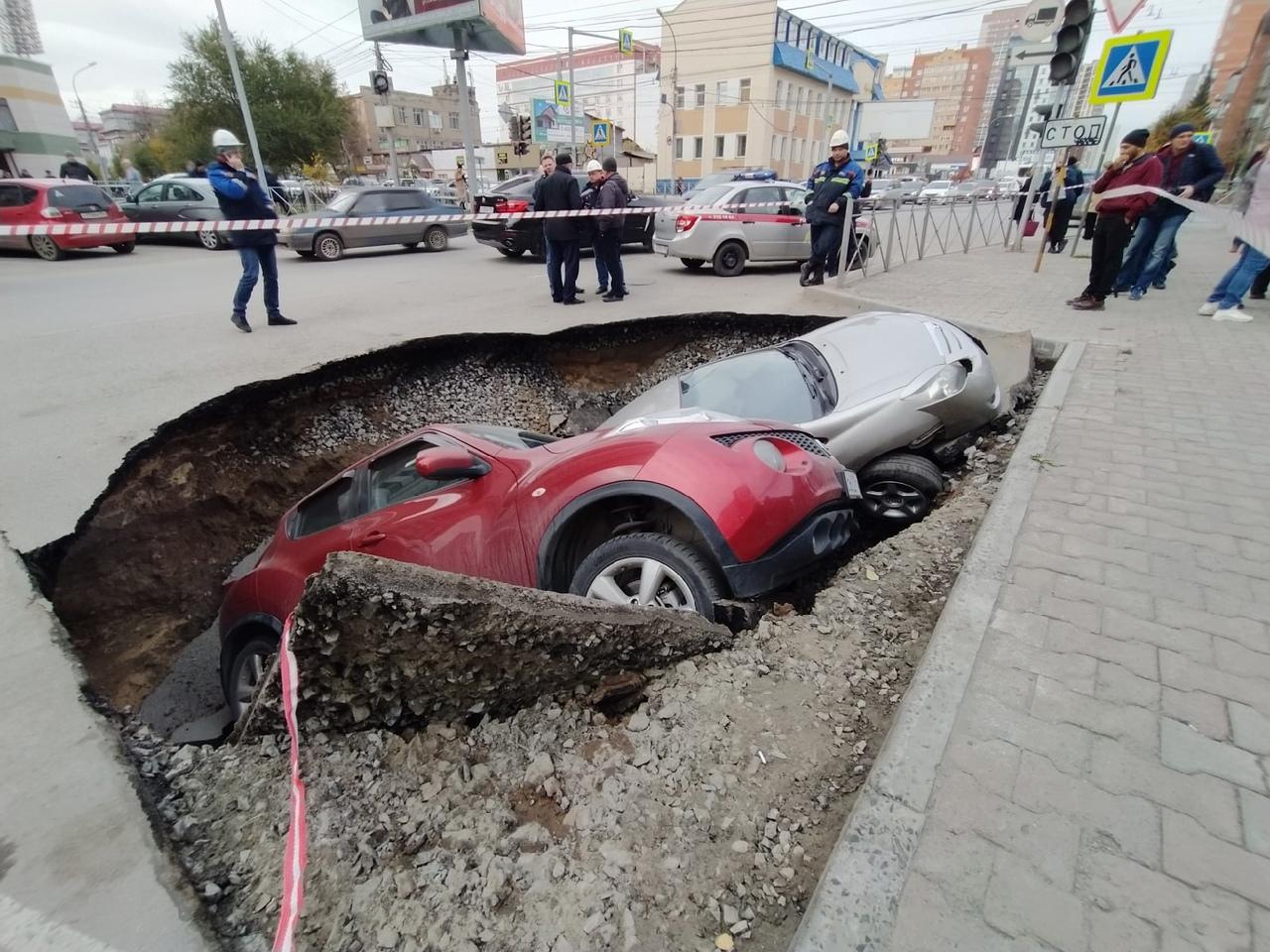 Фото Автомобили провалились в яму с кипятком в Новосибирске – онлайн-трансляция с места ЧП 13