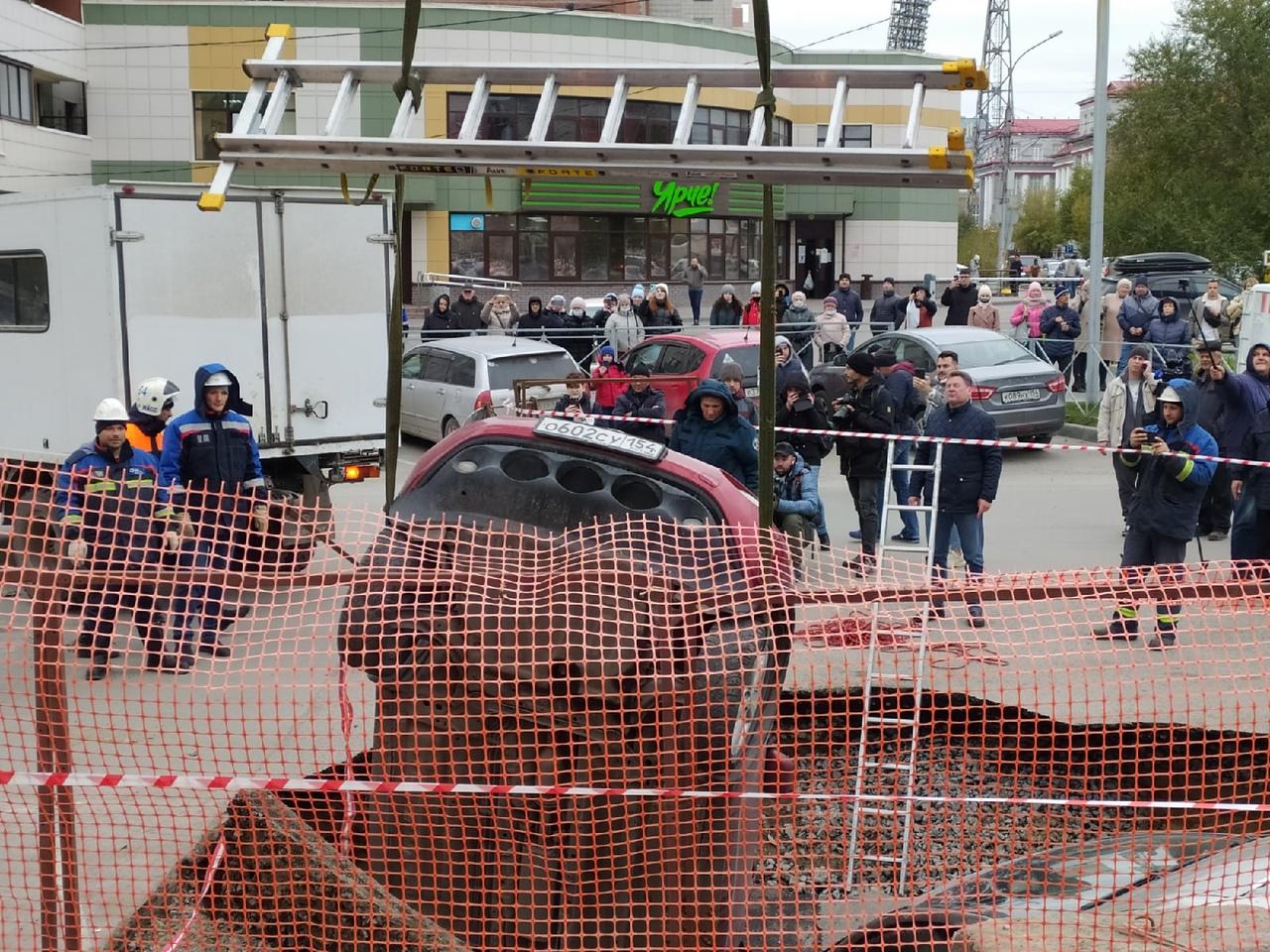 Фото Автомобили провалились в яму с кипятком в Новосибирске – онлайн-трансляция с места ЧП 6
