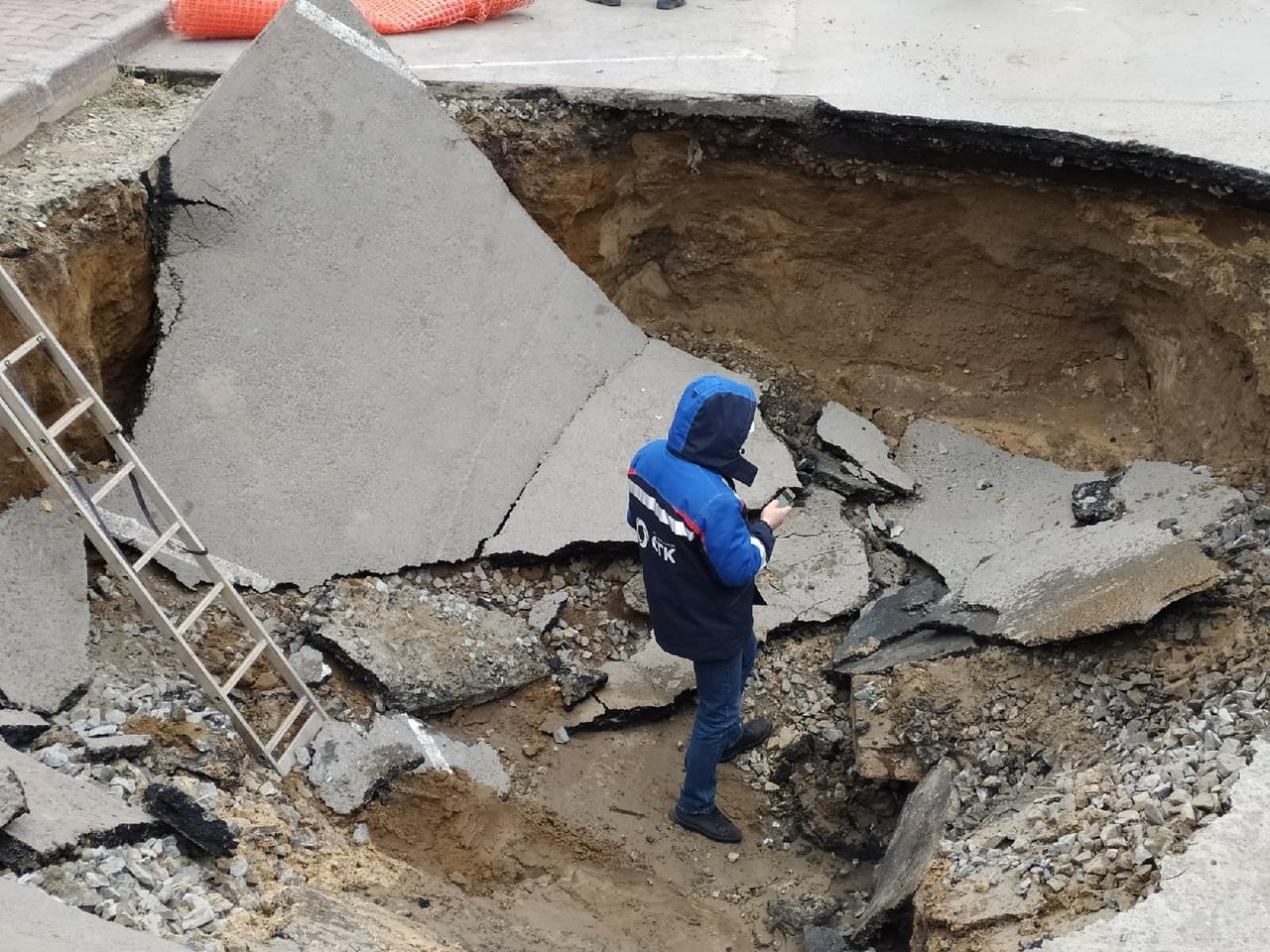 Фото Автомобили провалились в яму с кипятком в Новосибирске – онлайн-трансляция с места ЧП 2