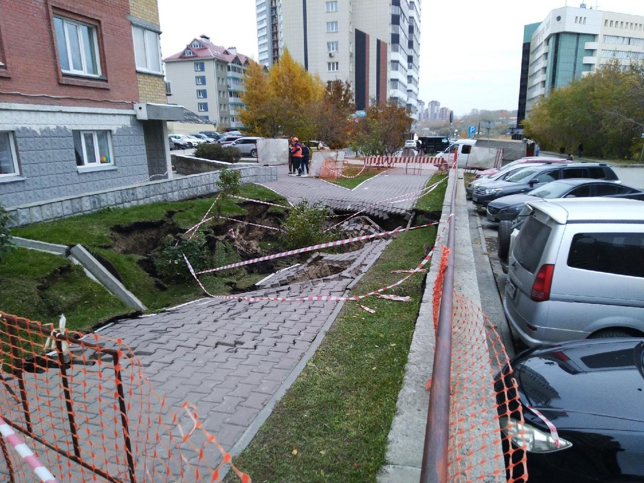 Фото «Город уходит под землю»: тротуар просел на улице Семьи Шамшиных после коммунальной аварии в Новосибирске 3