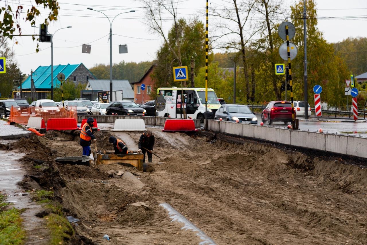 Фото «Заколебали эти пробки 24/7»: водители и пешеходы проклинают перекопанные из-за ремонта улицы Новосибирска 7