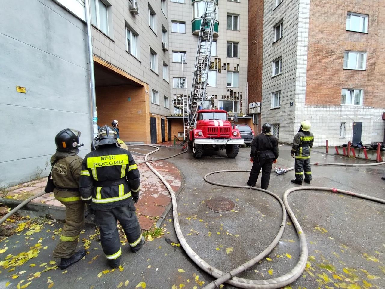 Фото В Новосибирске эвакуировали жильцов 11-этажного дома на Советской — фото с места пожара 2