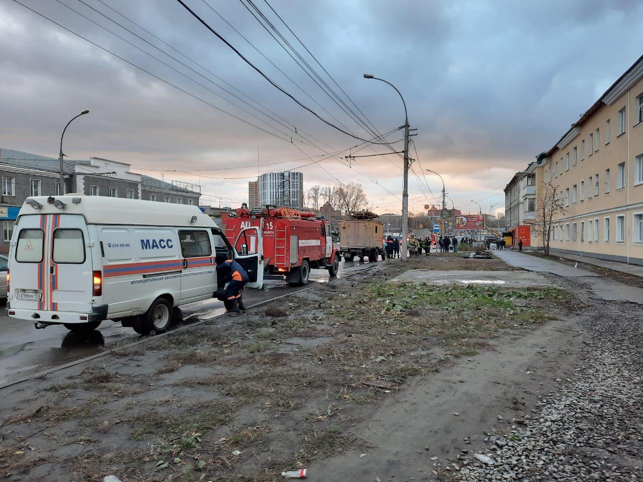 Фото Опубликованы фото с места сорванной крыши общежития на Станционной в Новосибирске 5