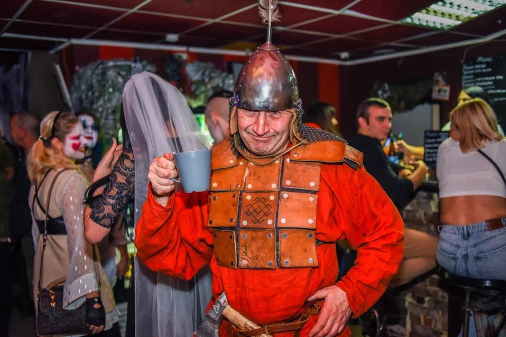Фото Отдельный котёл в аду: в Новосибирске прошёл конкурс костюмов к Хэллоуину 5