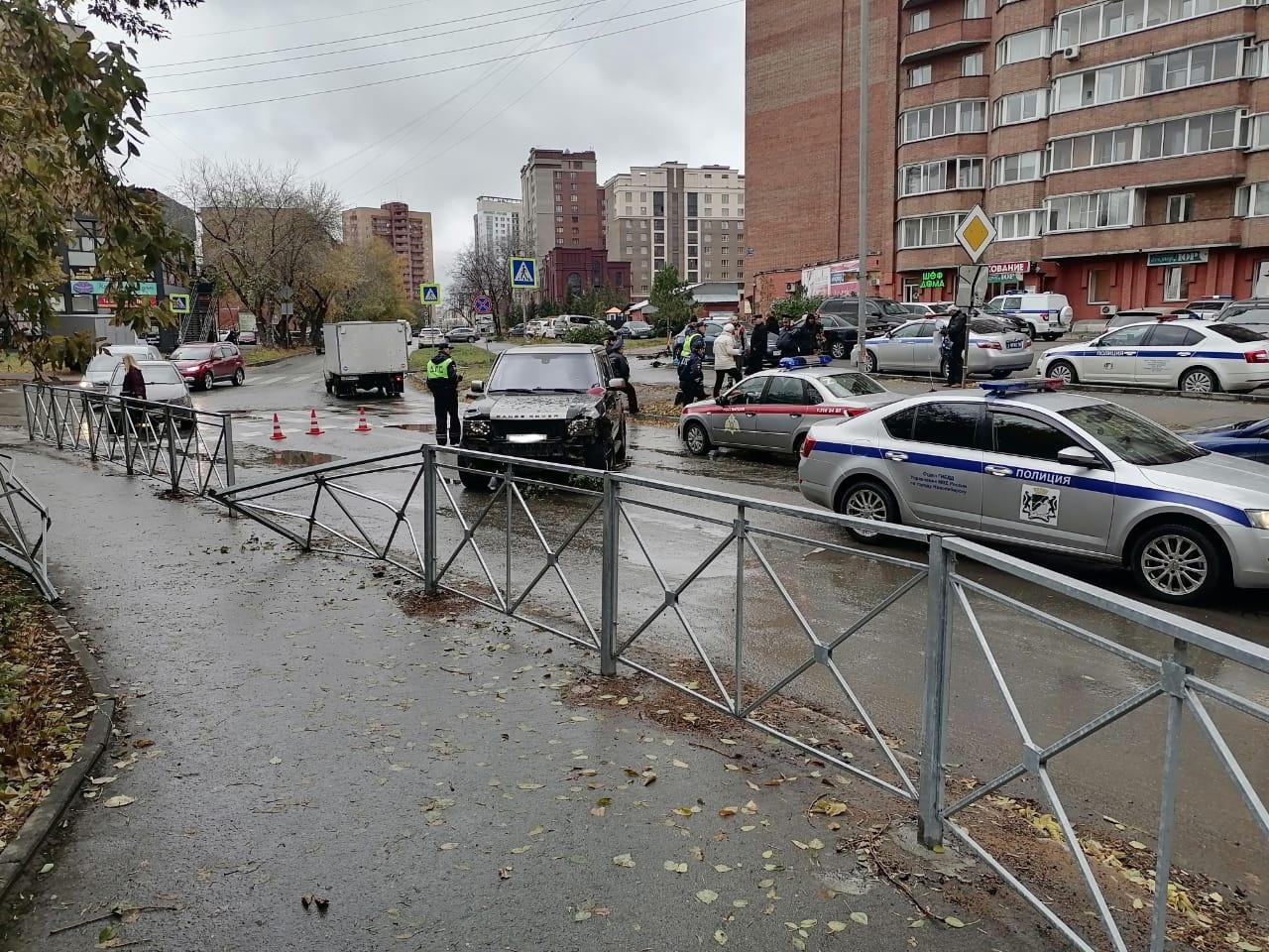 Фото В Новосибирске водитель Land Rover погиб после столкновения с  припаркованной машиной 2