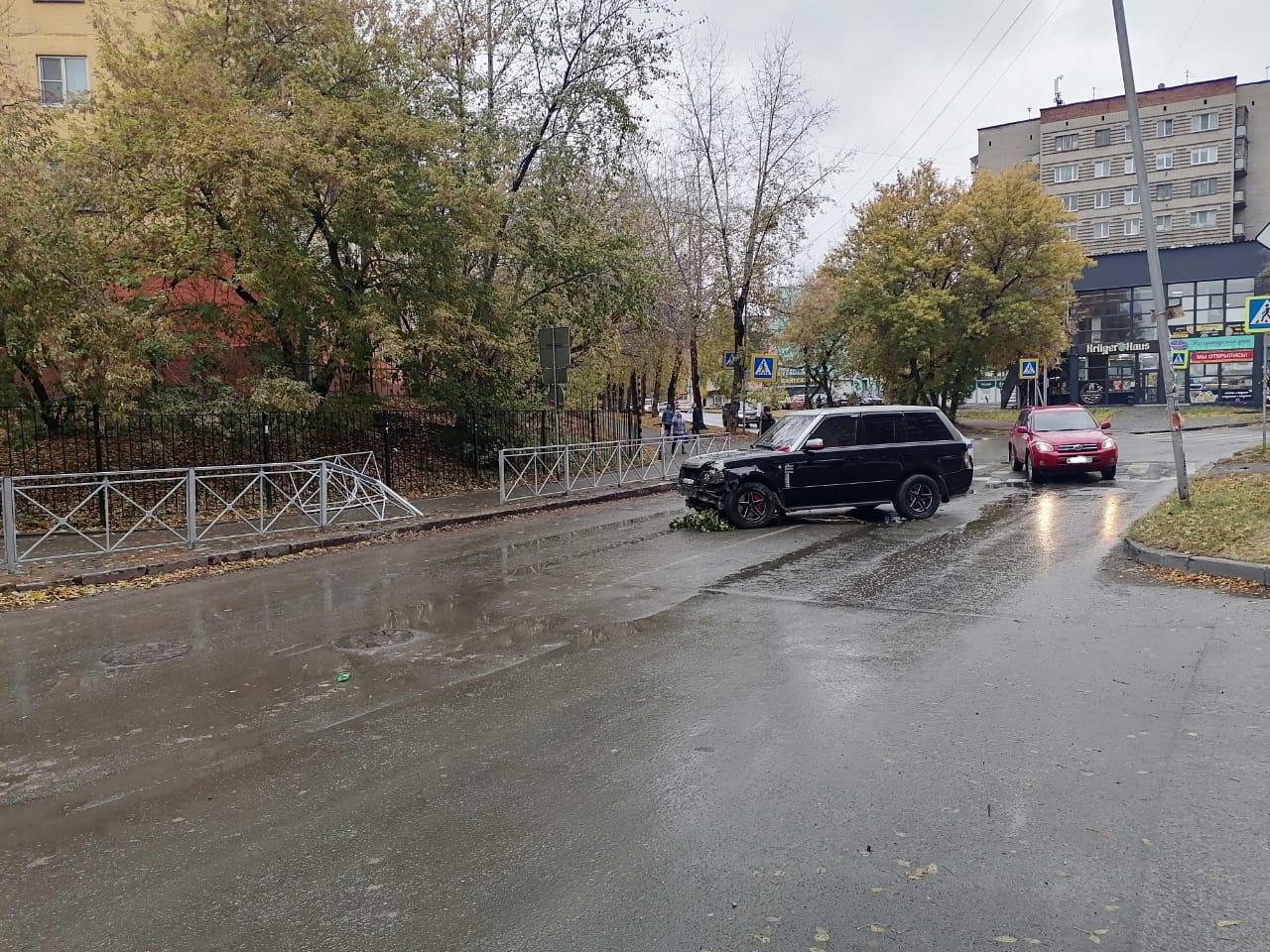 Фото В Новосибирске водитель Land Rover погиб после столкновения с  припаркованной машиной 3