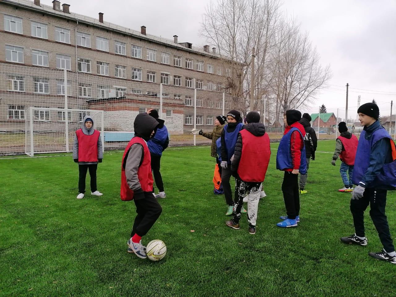 Фото Современное футбольное поле открыли при школе №72 в Новосибирске 5