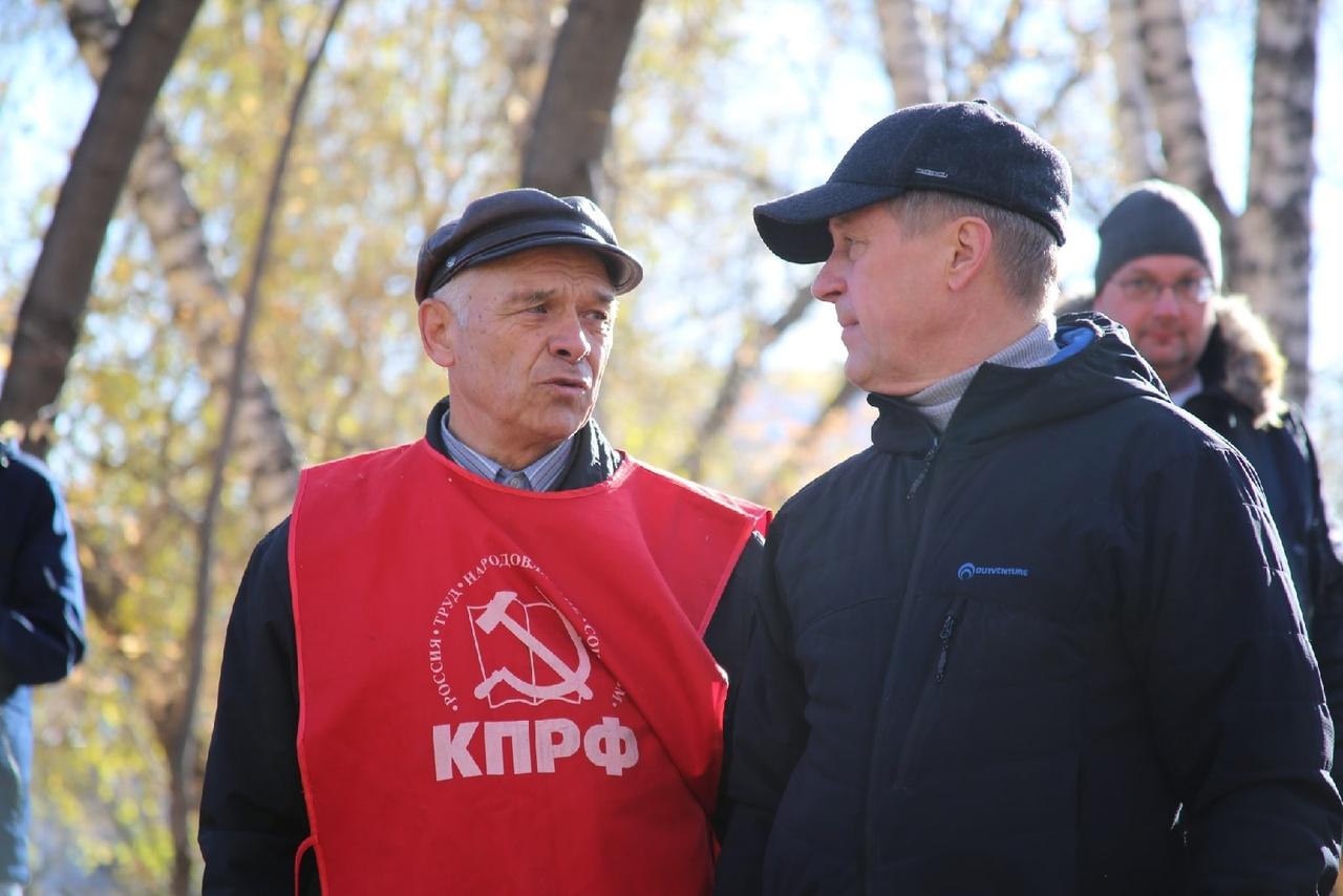 Фото Мэр Новосибирска Локоть принял участие в общегородском субботнике 15 октября 3