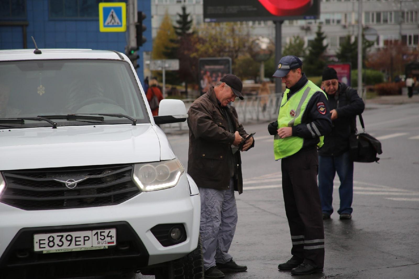 Фото В Новосибирске ГИБДД проверила работу сервиса по предъявлению электронных водительских прав 4