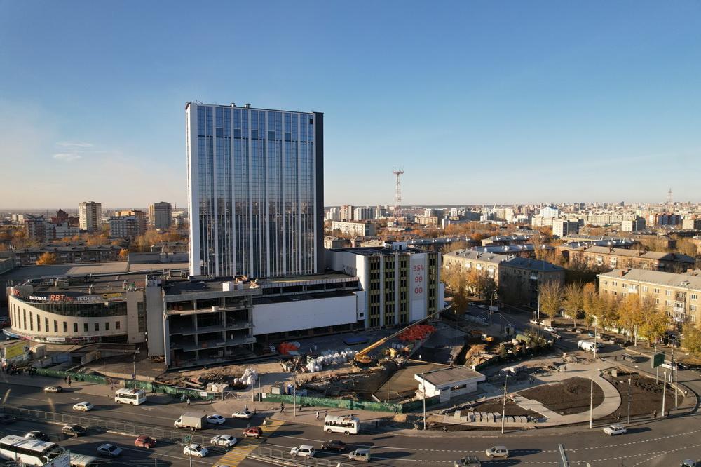 Фото Зеркальный фасад начали монтировать на гостинице «Турист» в Новосибирске 3