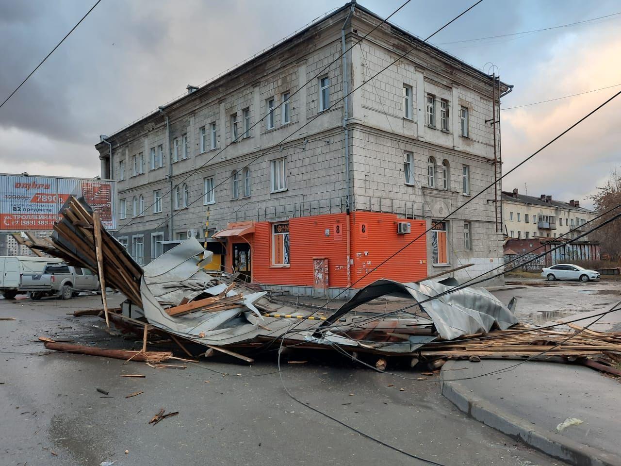 Фото Жители Новосибирска показали разрушения, нанесенные ураганным ветром 23 октября 2
