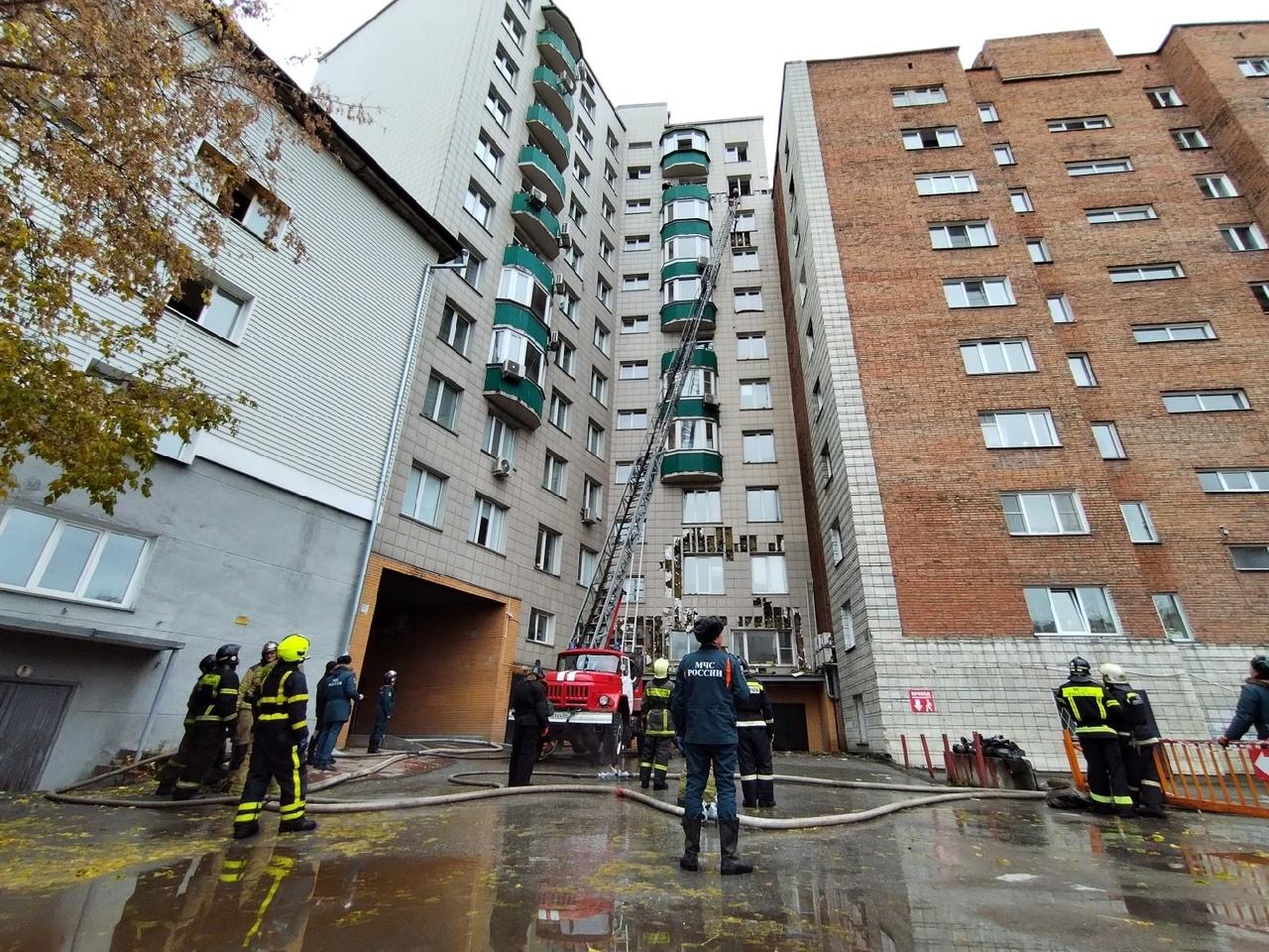 Фото В Новосибирске эвакуировали жильцов 11-этажного дома на Советской — фото с места пожара 6