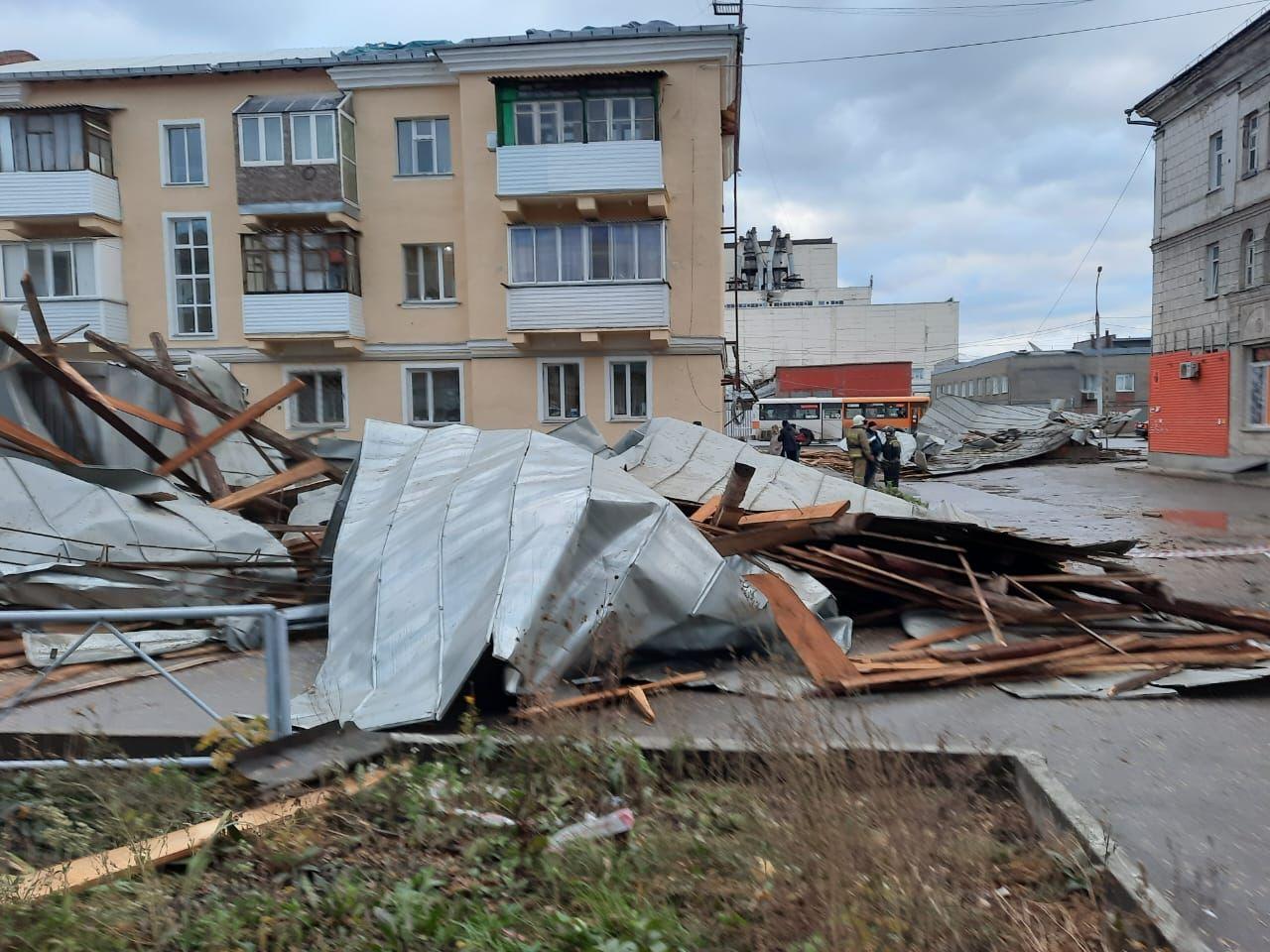 Фото Опубликованы фото с места сорванной крыши общежития на Станционной в Новосибирске 2