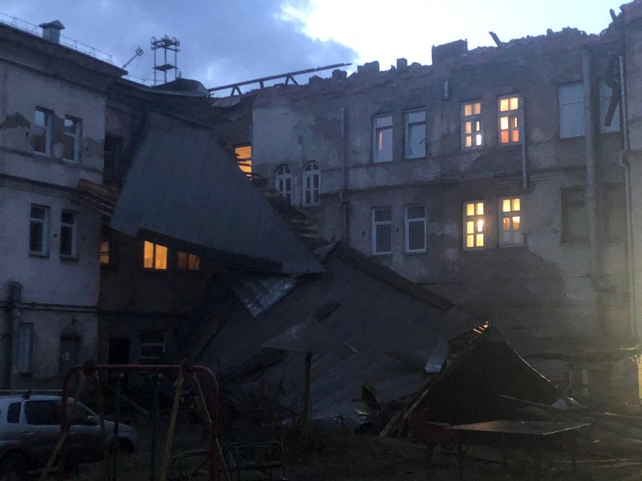 Фото В Новосибирске эвакуировали общежитие после срыва крыши ураганным ветром 2