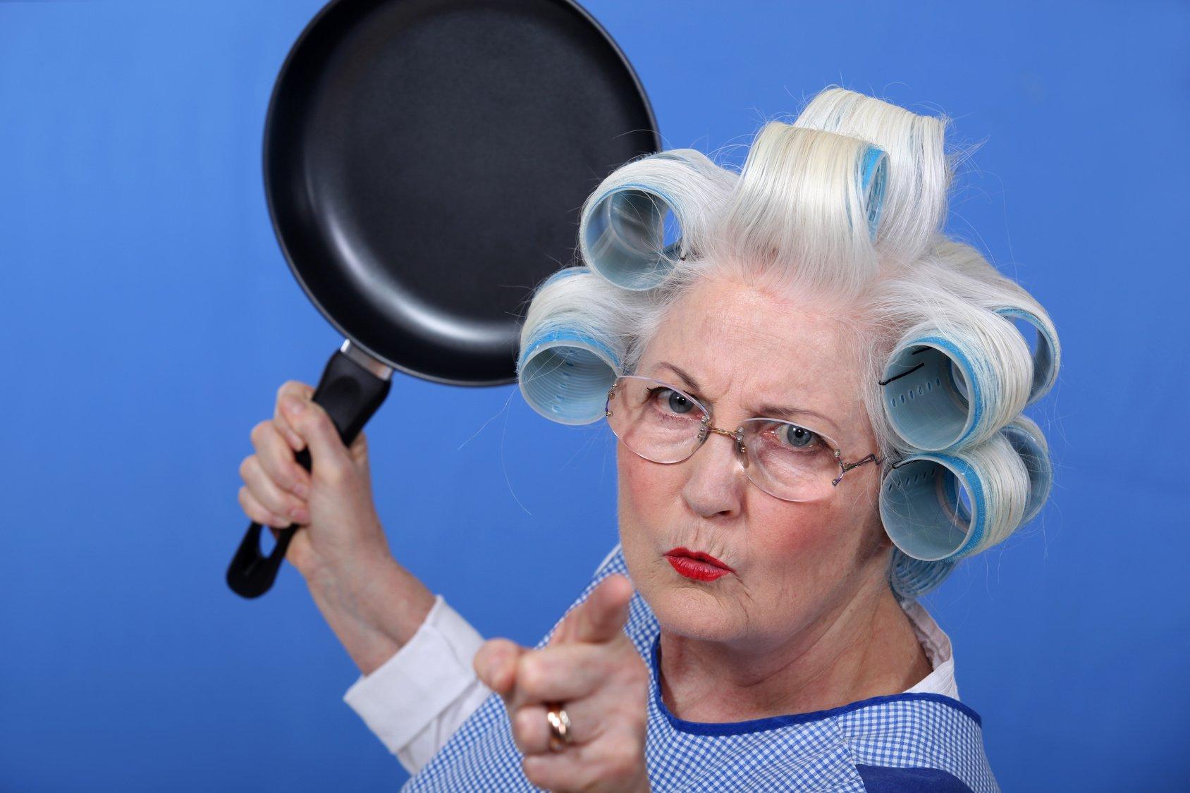 Фотка тетеньки. Бабка со сковородкой. Женщина со сковородкой. Бабушка в бигудях.