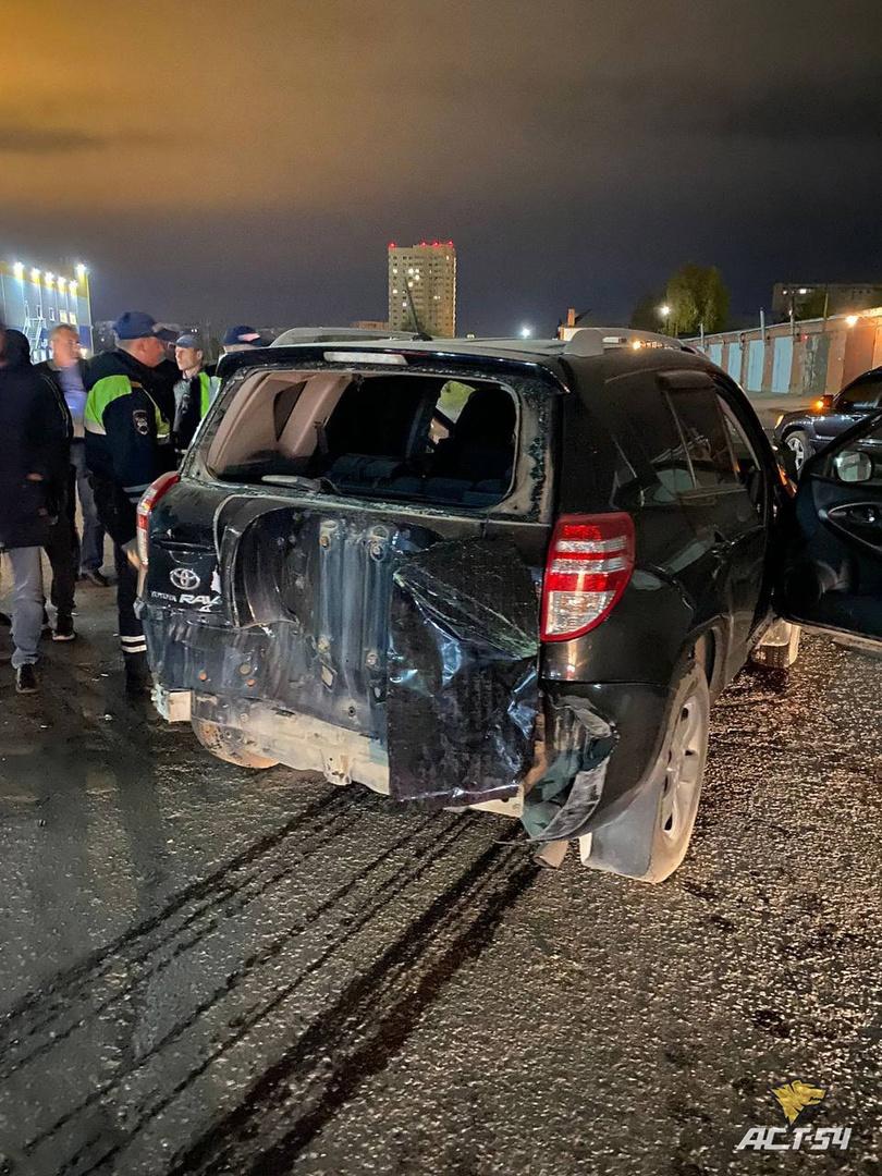 Фото Toyota и брендированное такси Volkswagen столкнулись ночью 4 октября в Новосибирске 3