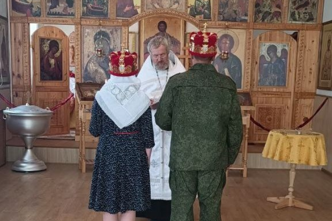 Фото В Новосибирске священник обвенчал мобилизованных с жёнами в НВВКУ 2