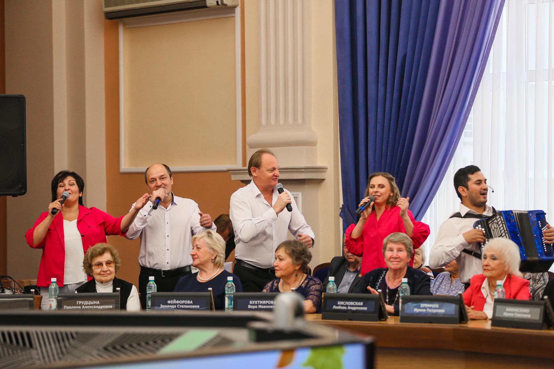 Фото В Новосибирске поздравили горожан старшего поколения в рамках Декады пожилого человека 8