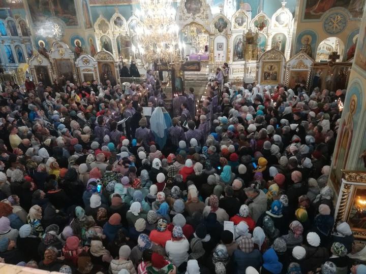 Фото В Новосибирске тысячи прихожан устроили давку в Вознесенском соборе – что там сейчас происходит 2