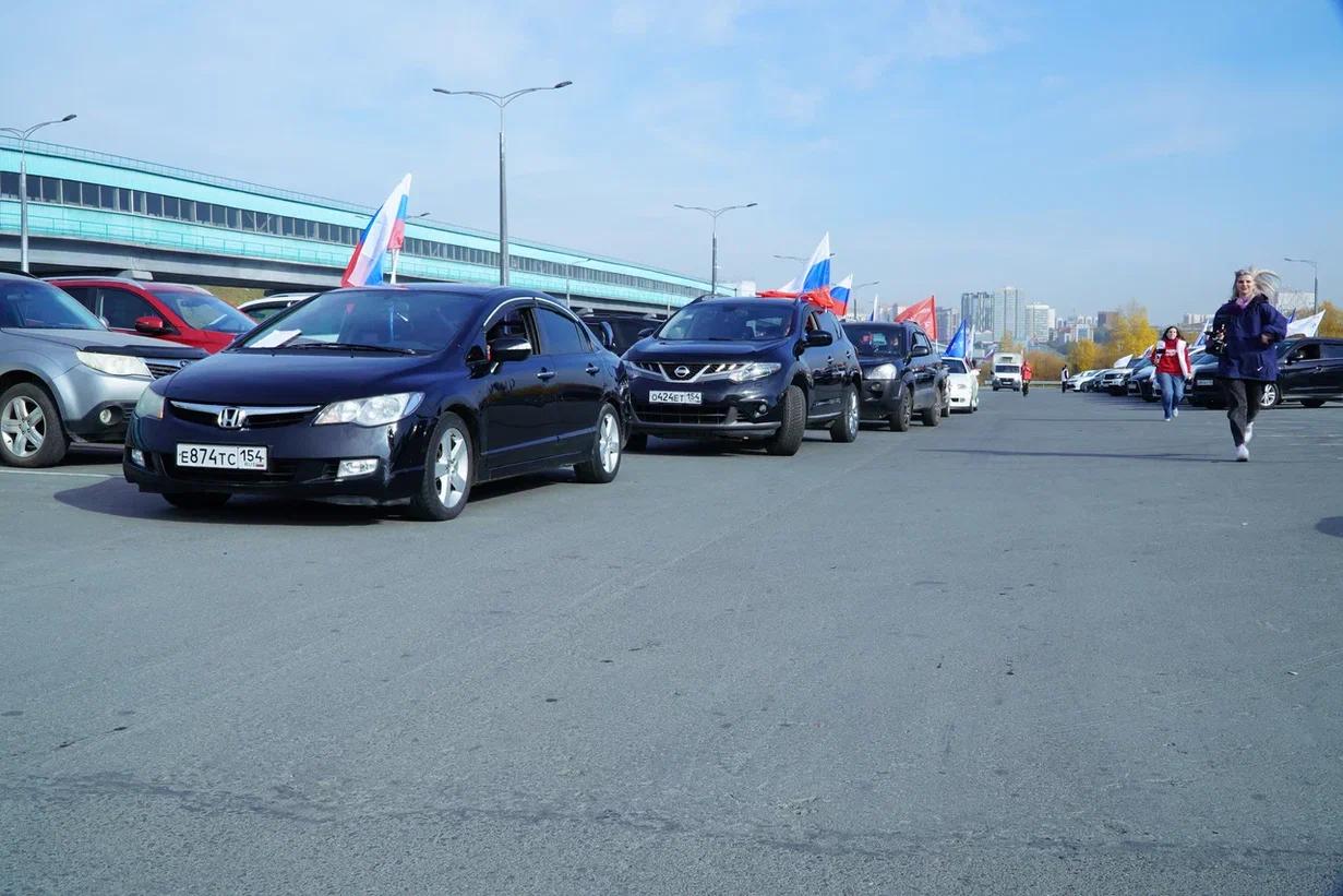 Фото В Новосибирске провели автопробег в честь дня рождения Владимира Путина 5