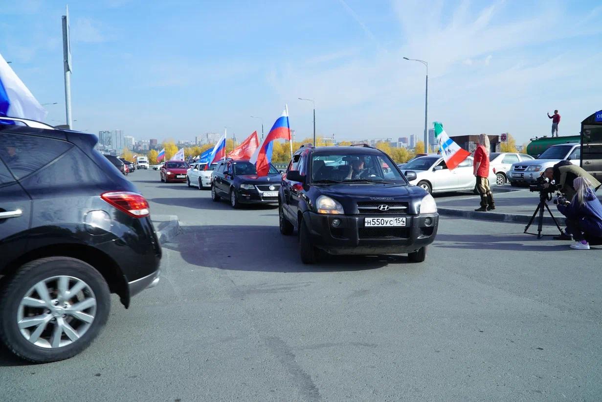 Фото В Новосибирске провели автопробег в честь дня рождения Владимира Путина 6