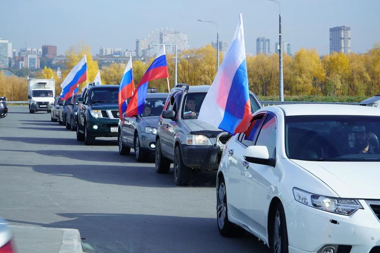 Фото В Новосибирске провели автопробег в честь дня рождения Владимира Путина 8