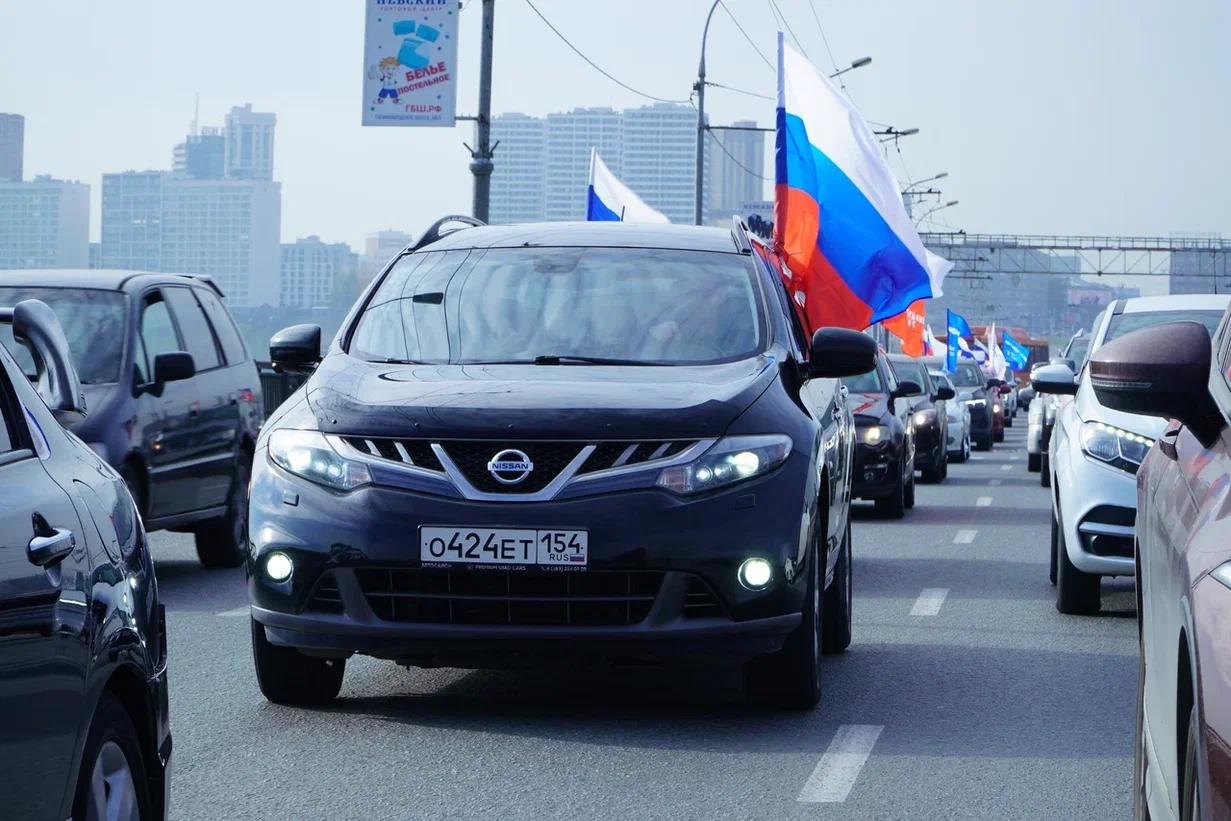 Фото В Новосибирске провели автопробег в честь дня рождения Владимира Путина 10