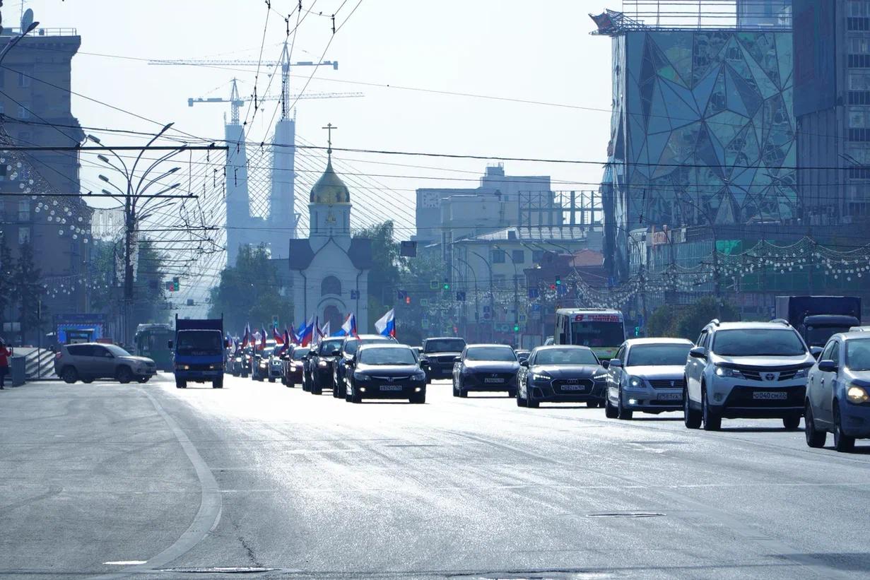 Фото В Новосибирске провели автопробег в честь дня рождения Владимира Путина 11